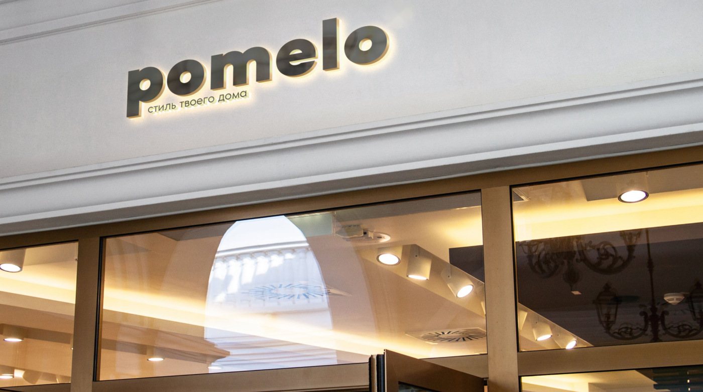 Мокап вывески POMELO над входом в магазин